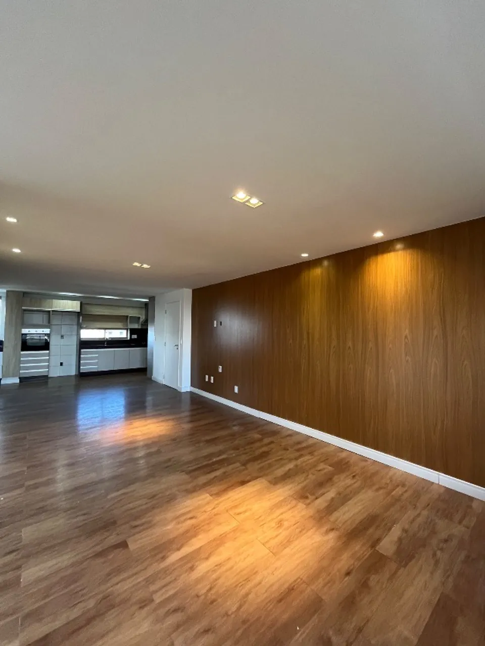 4-bedroom apartment with a walk-in closet — photo 5