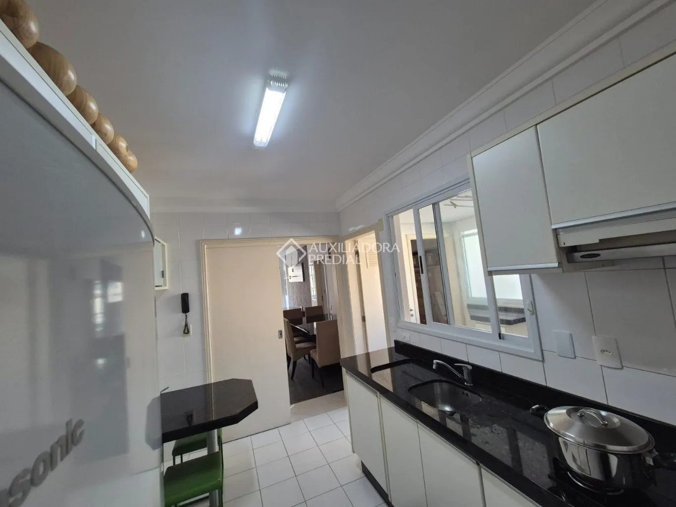 Furnished apartment with 3 bedrooms and 137 m² — photo 12