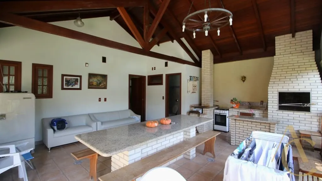 Casa mobiliada com 503 m² e 5 quartos, 1 suíte