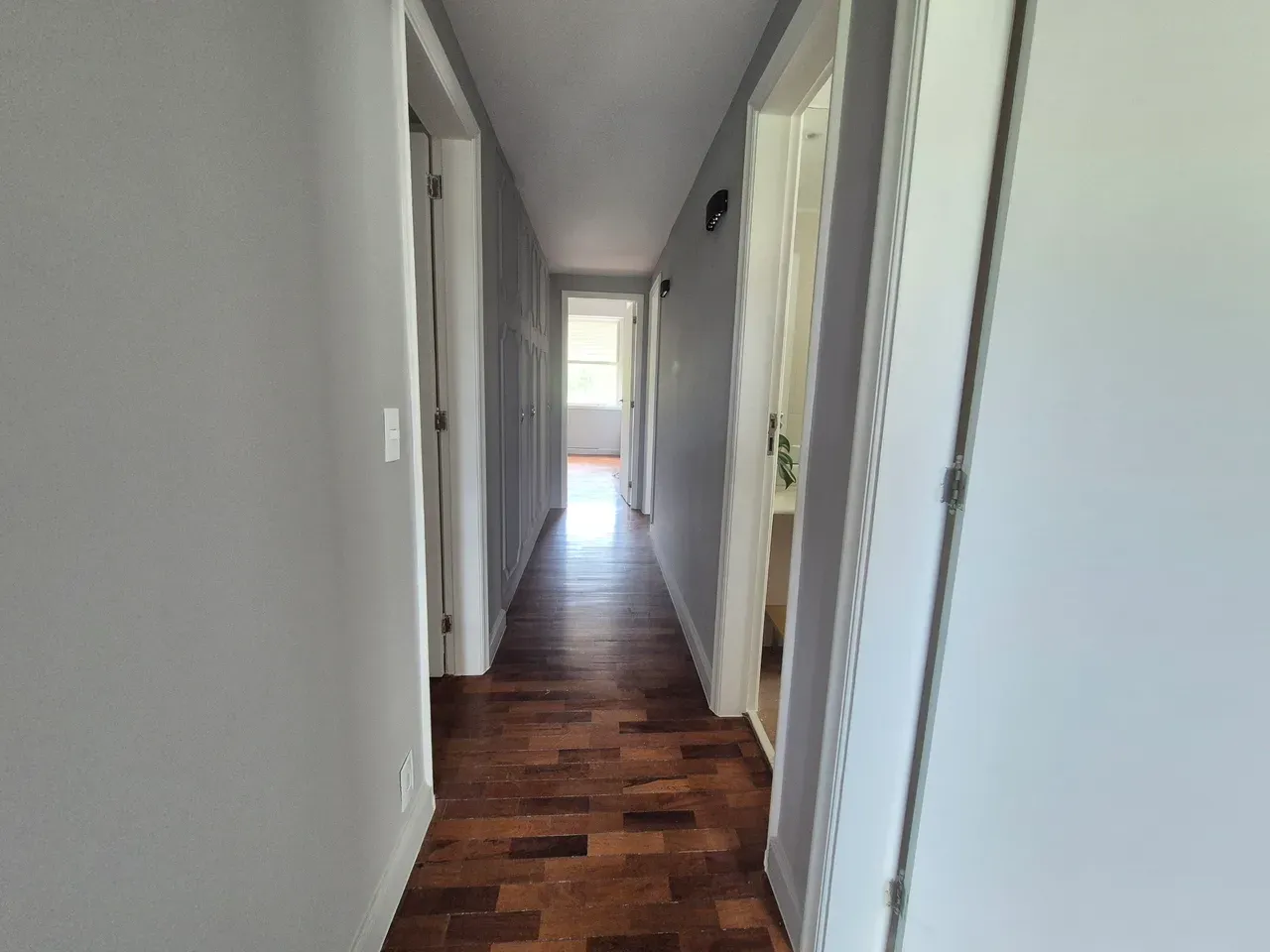 Unfurnished 4-bedroom apartment with a private garden — photo 25