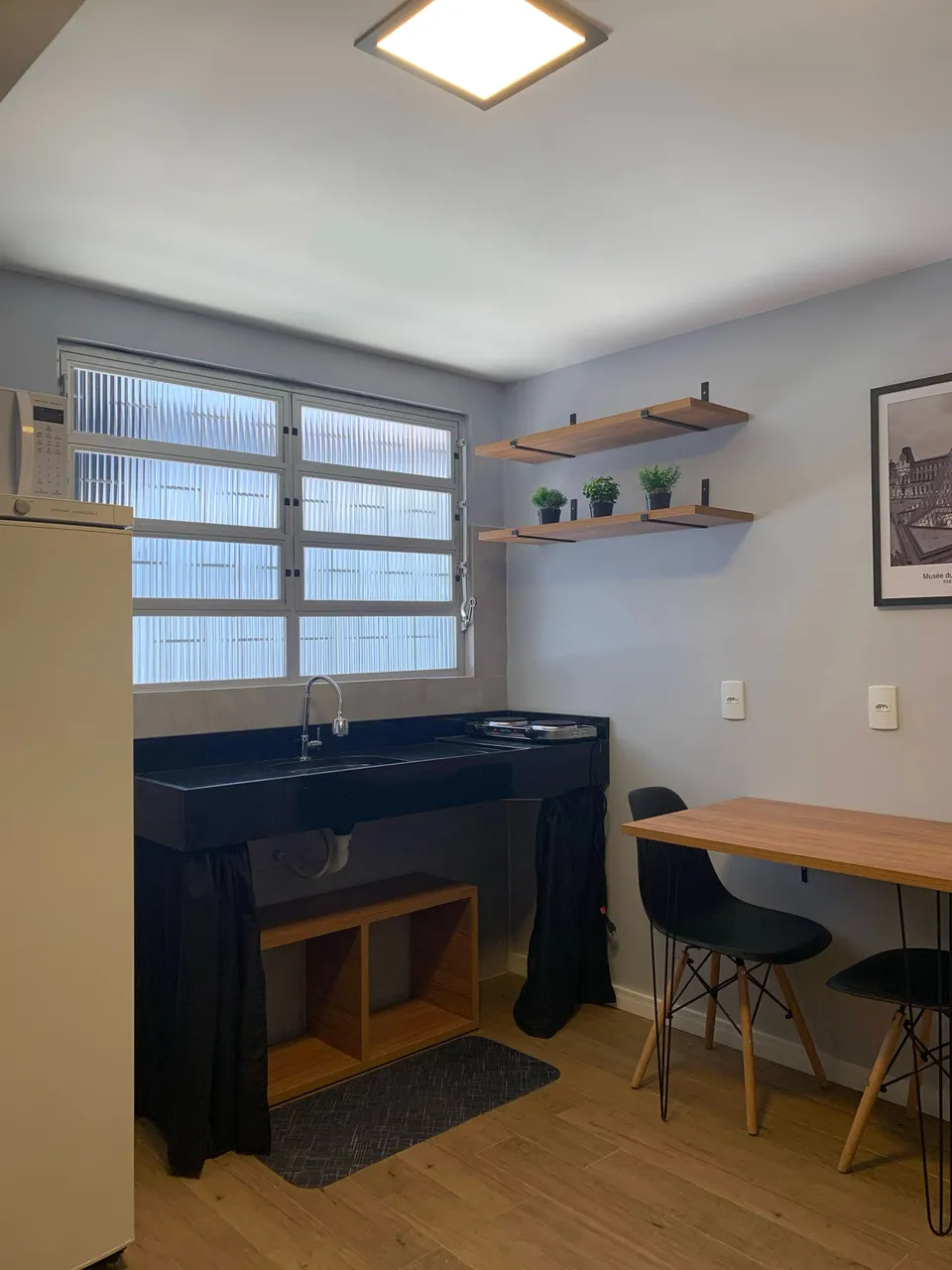 Studio mobiliado com mini-cozinha e fogão a gás