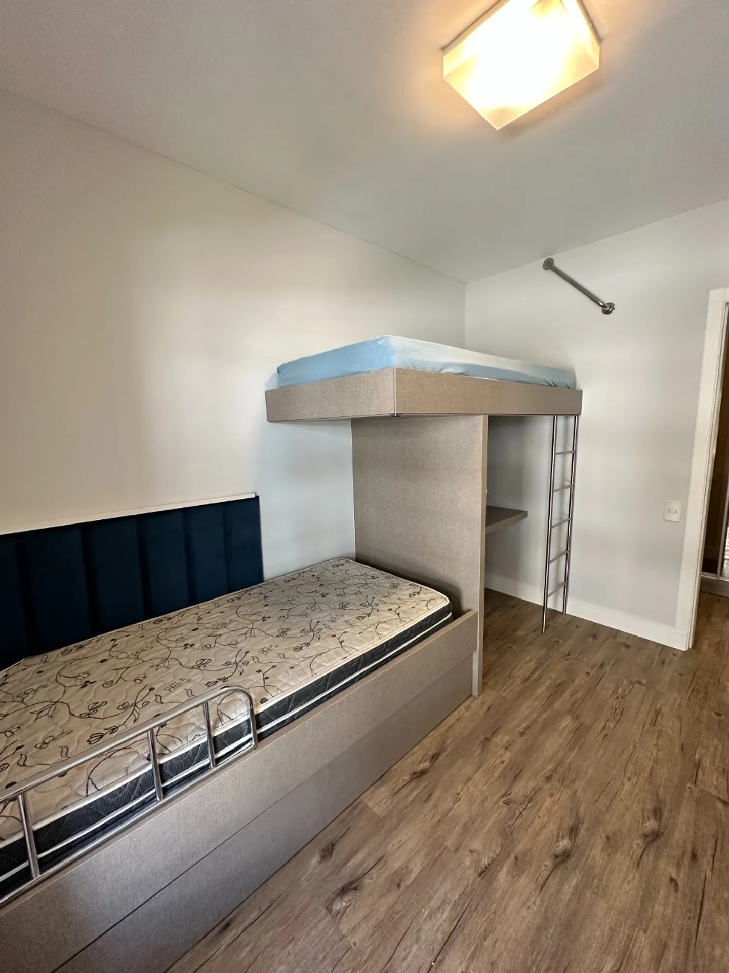 Apartamento amueblado de 2 dormitorios con terraza y parrilla — photo 17