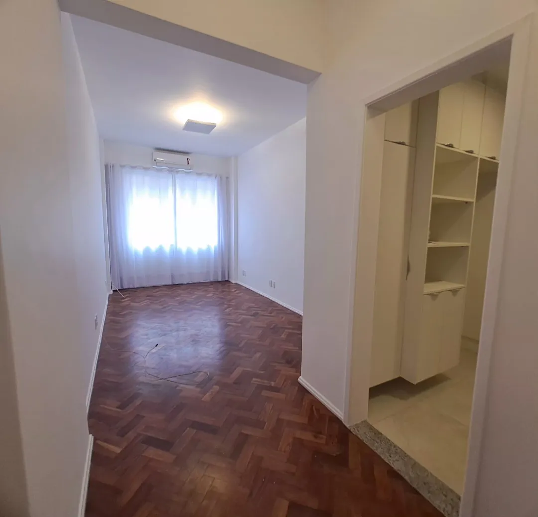 Wood or laminate floors in a one-bedroom apartment, 45 m² — photo 31