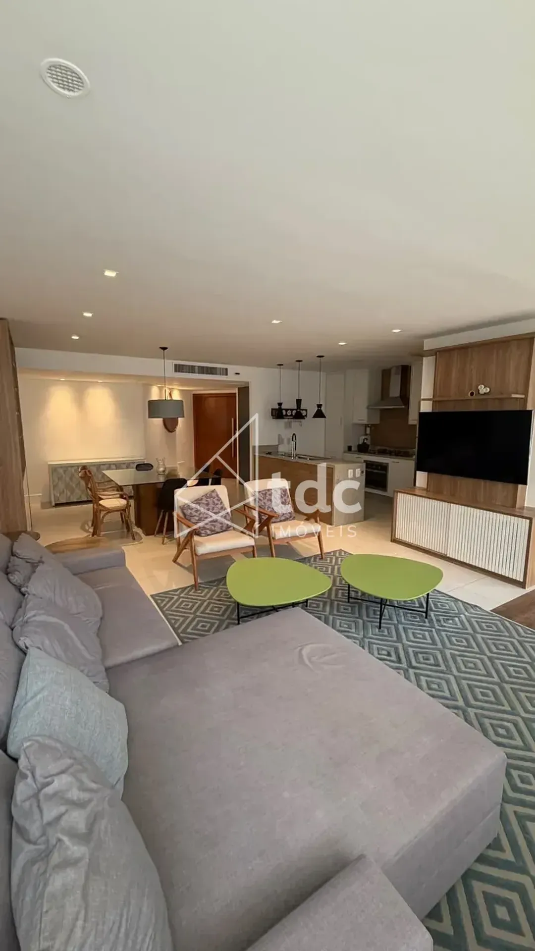 Floor-to-ceiling windows in a 2-bedroom apartment, 100 m²