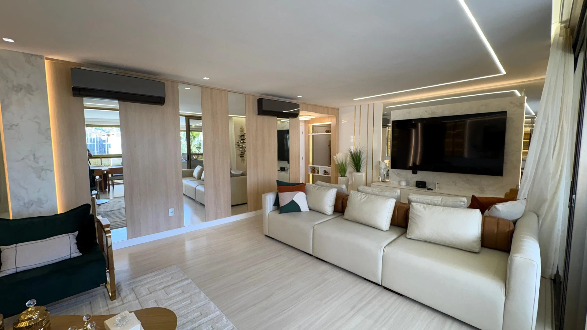 Jacuzzi in a 5-bedroom apartment, 217 m² — photo 40