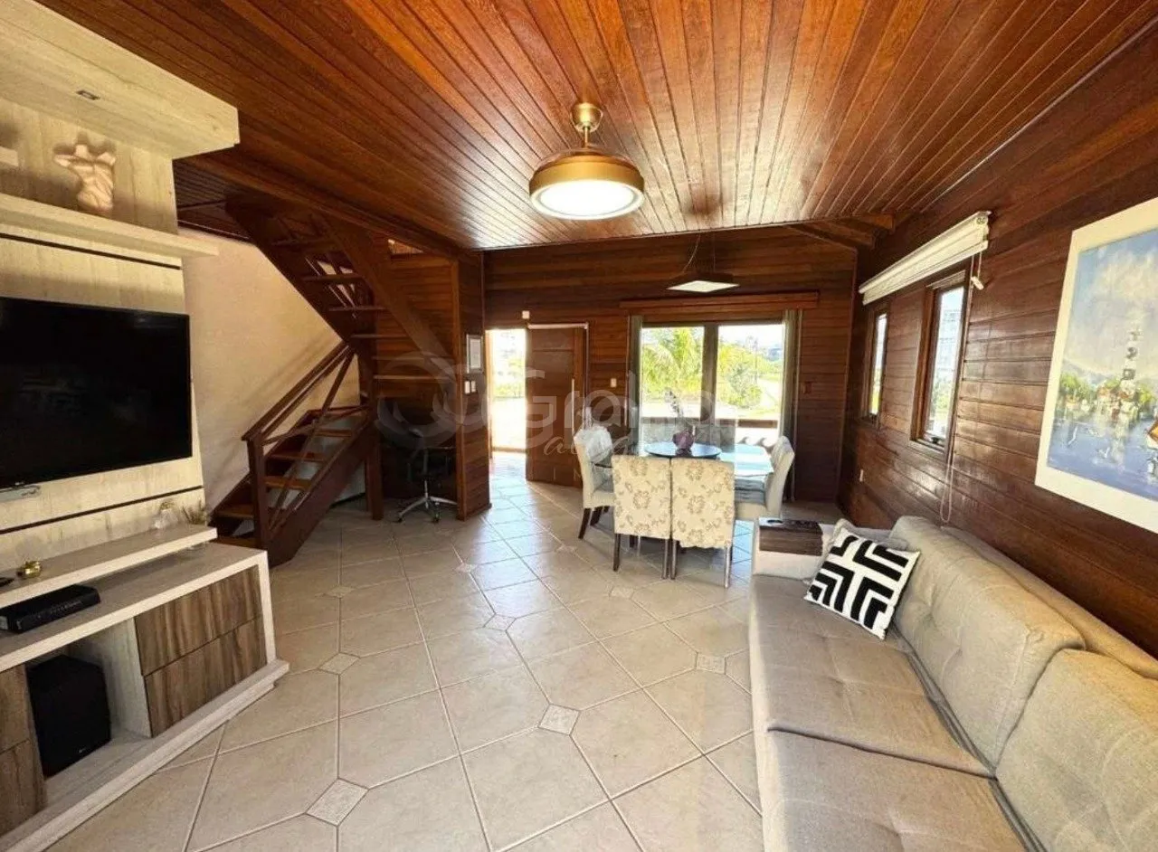 3-bedroom house with a water view