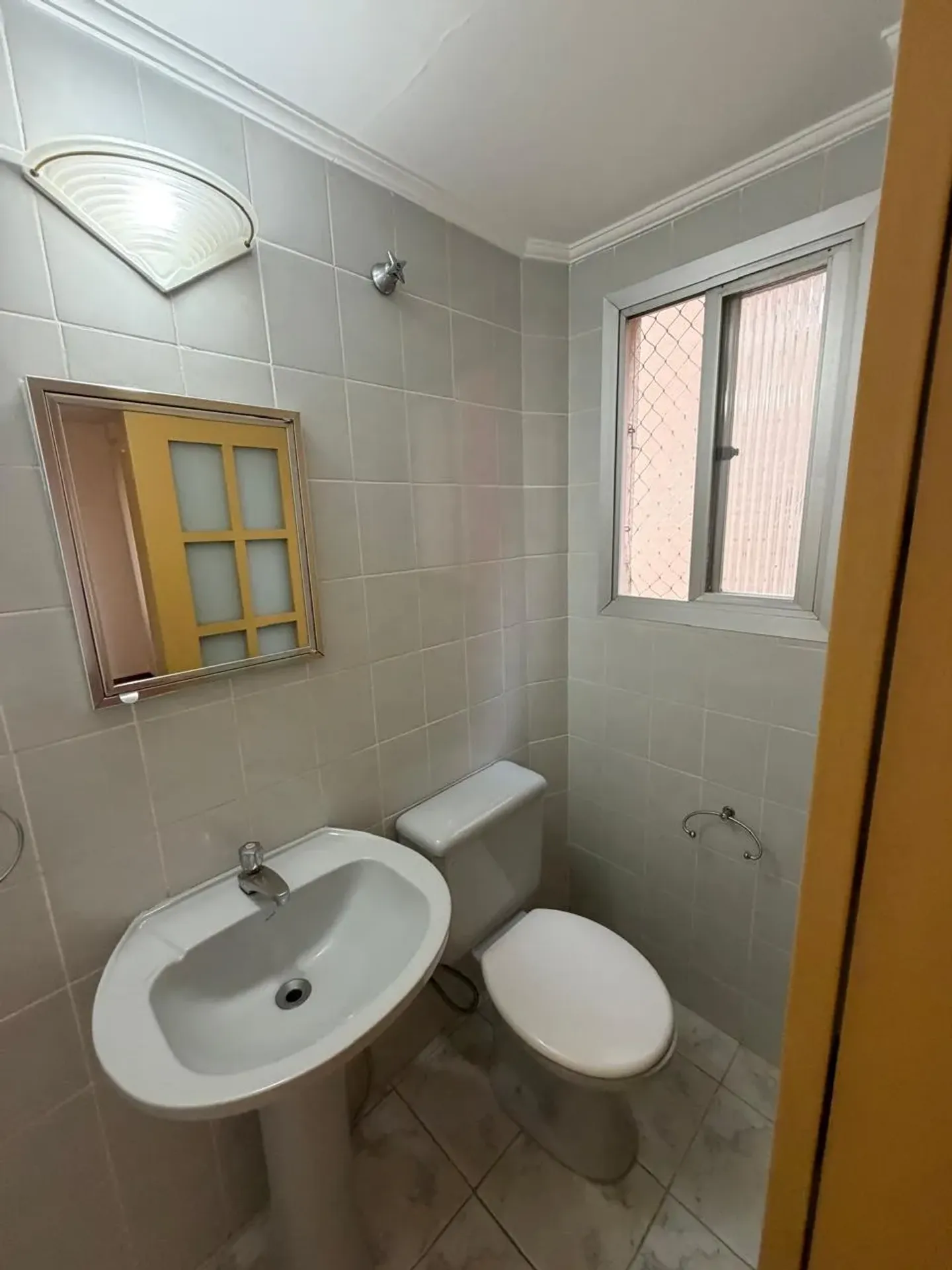 3-bedroom apartment with wood or laminate floors in Curitiba — photo 10