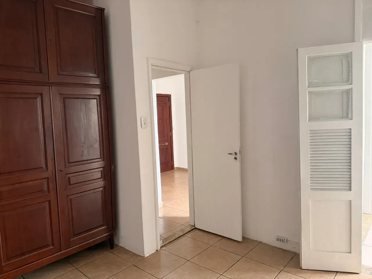 2-bedroom apartment with 1 bathroom and glass shower — photo 12