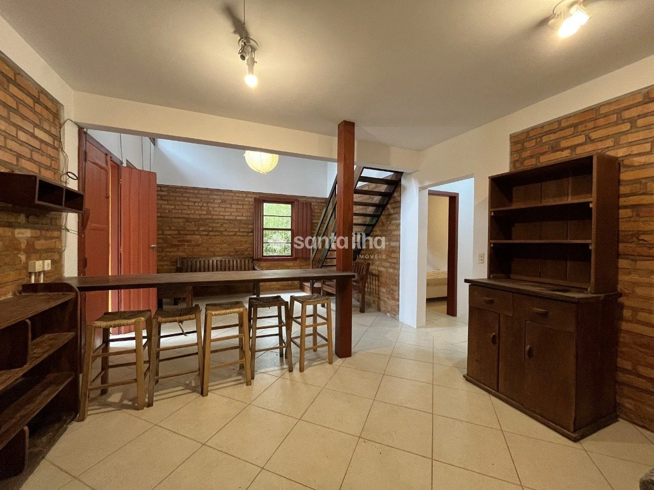 4-bedroom house with a garden — photo 2