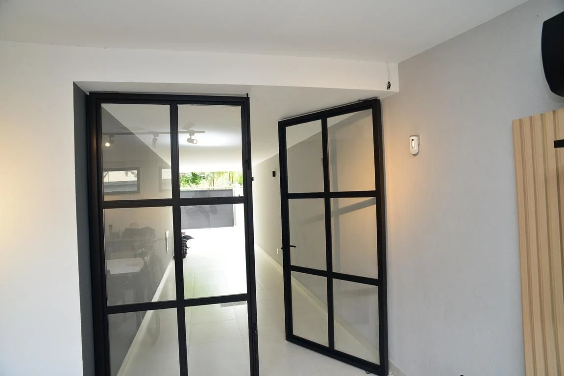 260 m² house with floor-to-ceiling windows and a jacuzzi — photo 81