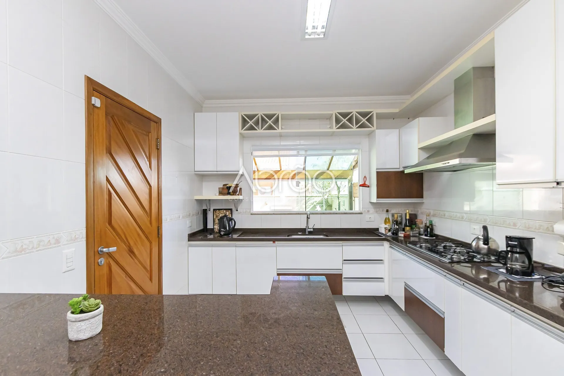 4-bedroom house with a fireplace — photo 2