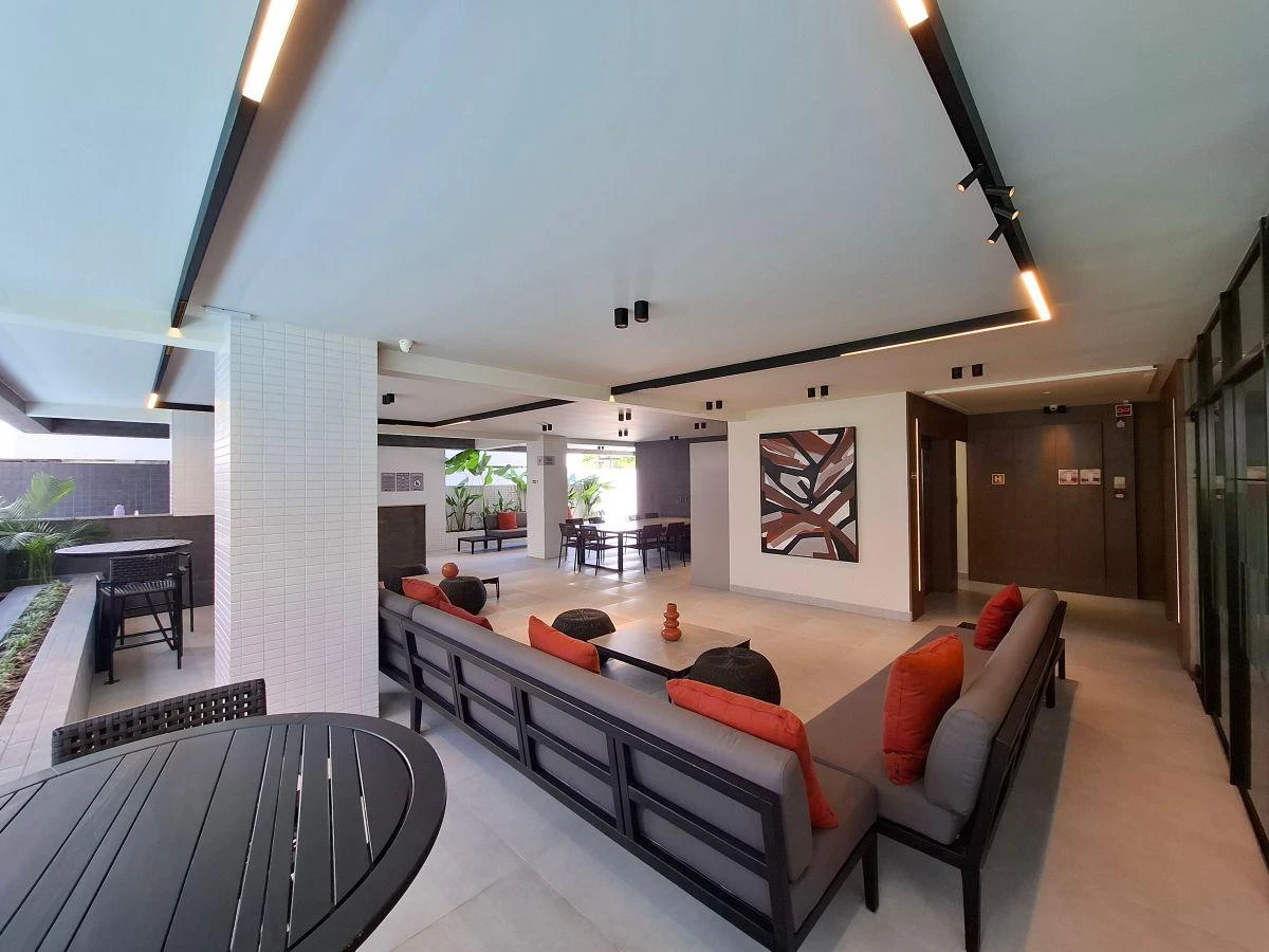 Glass-enclosed balcony in a one-bedroom apartment, 31 m²