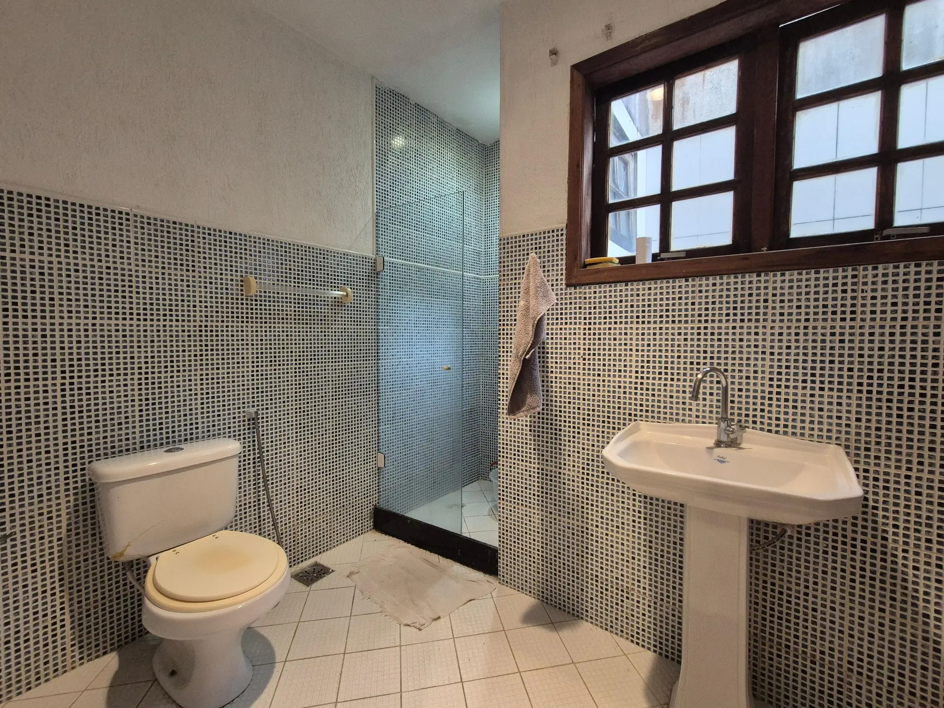 Balcony with a grill in a 3-bedroom house, 150 m² — photo 38