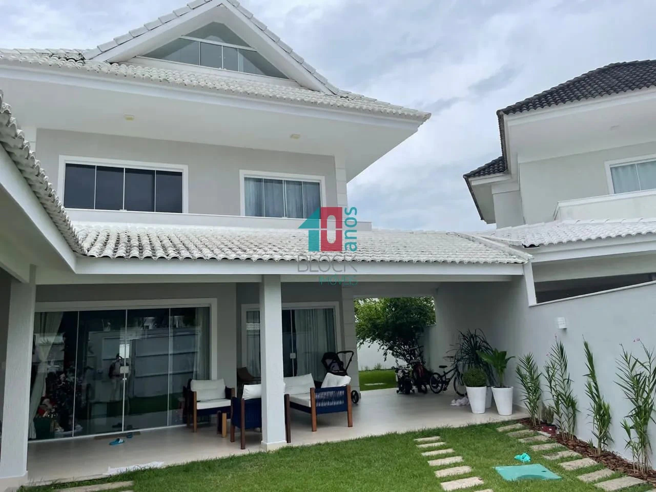 Balcony with a grill in a 5-bedroom house, 278 m² — photo 11