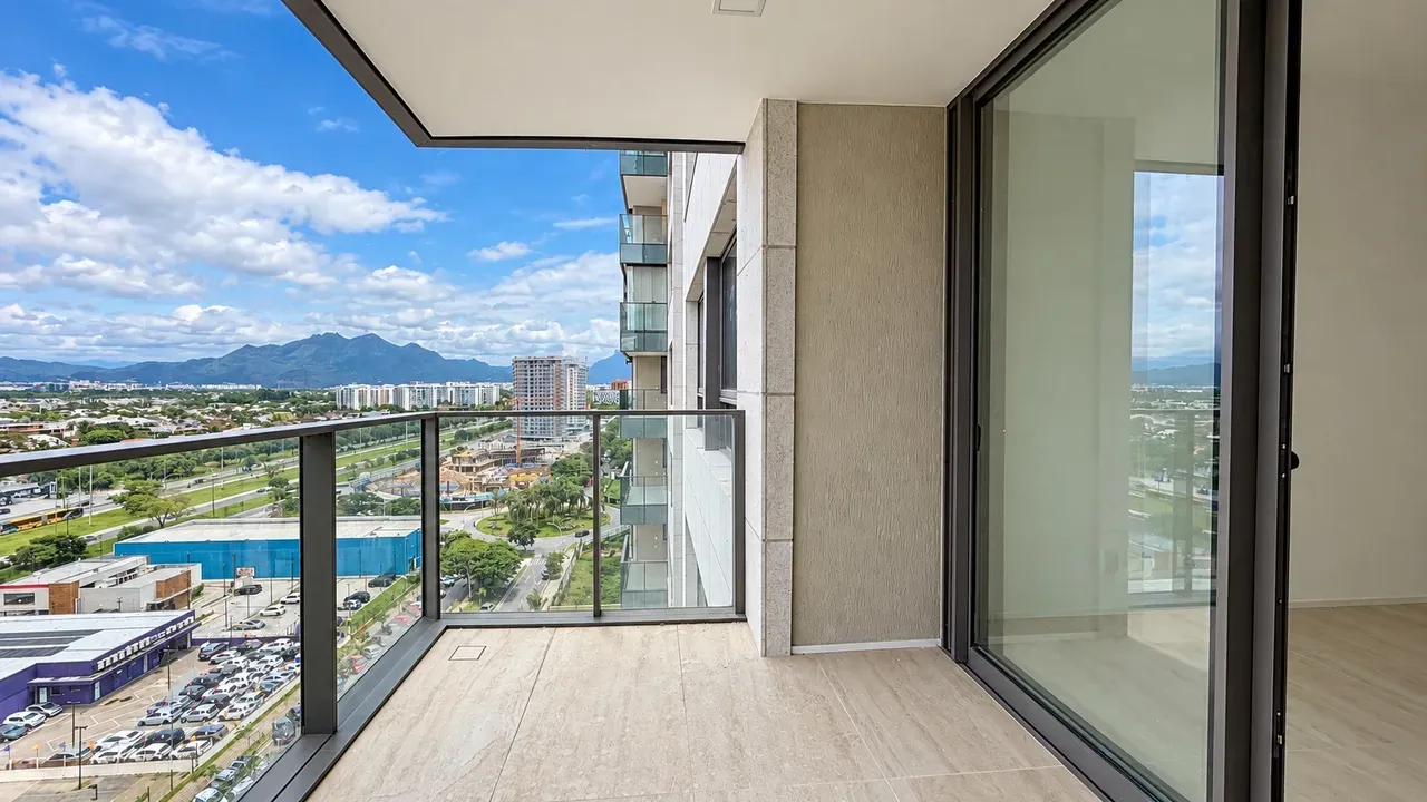 Glass-enclosed balcony in a 3-bedroom apartment, 115 m² — photo 8