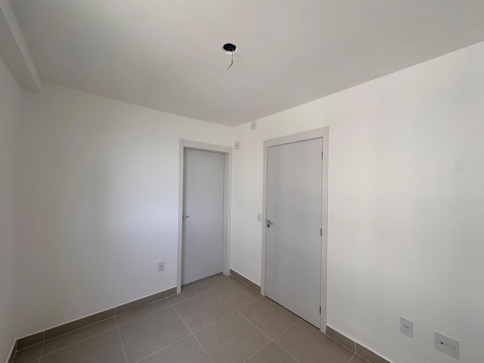 Unfurnished 2-bedroom apartment with parking and balcony — photo 15