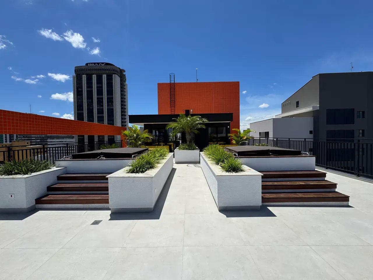 Furnished 1-bedroom apartment with a balcony — photo 32