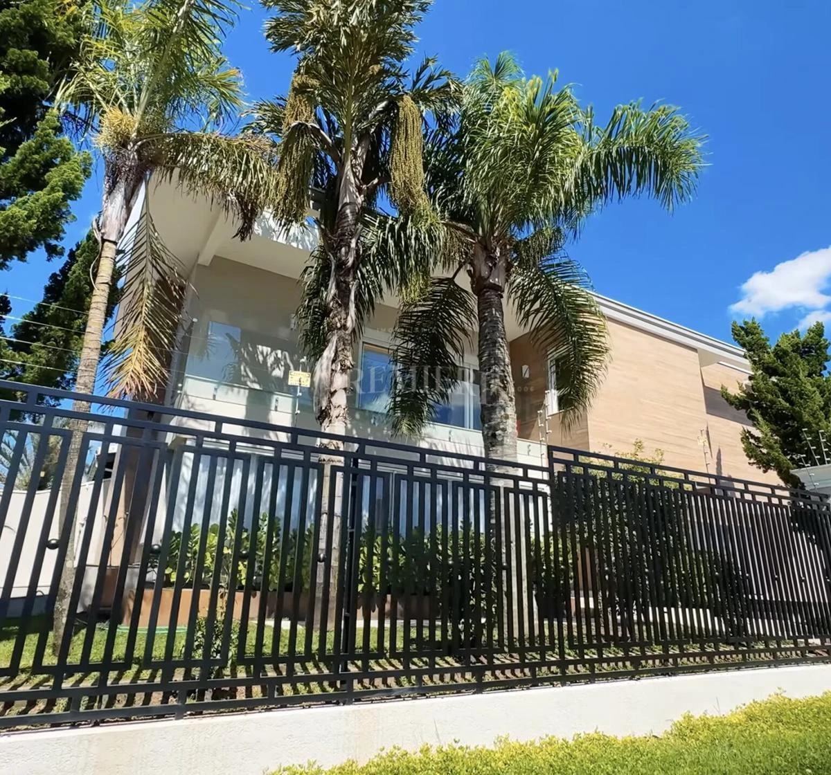 4-bedroom house with a glass-enclosed balcony in Curitiba — photo 12