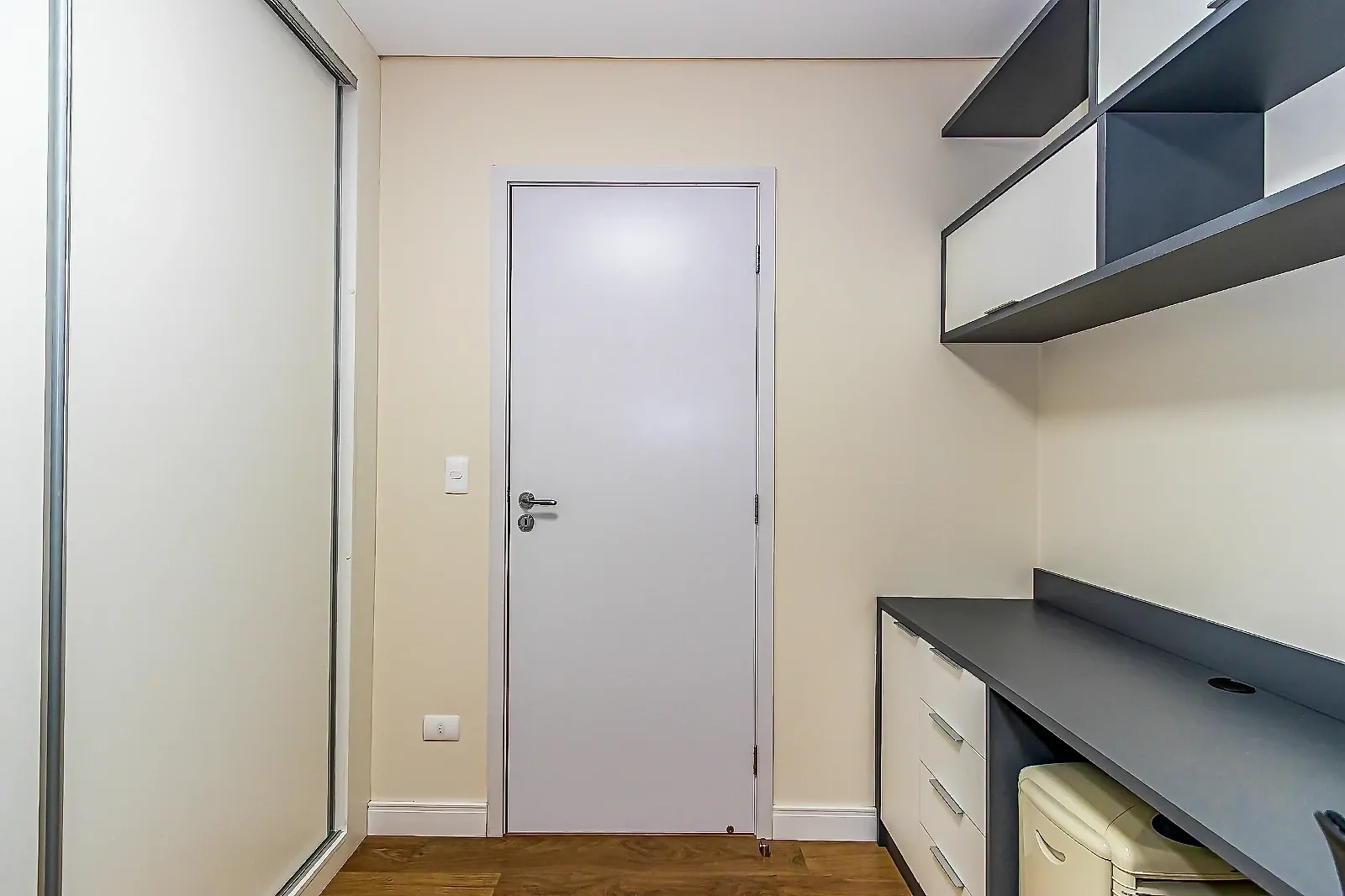 Balcony with a grill in a 3-bedroom apartment, 74 m² — photo 38