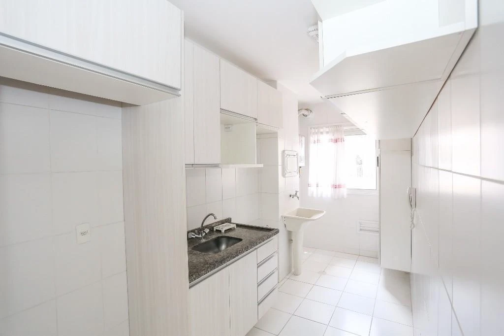Wood or laminate floors in a 3-bedroom apartment, 62 m² — photo 2