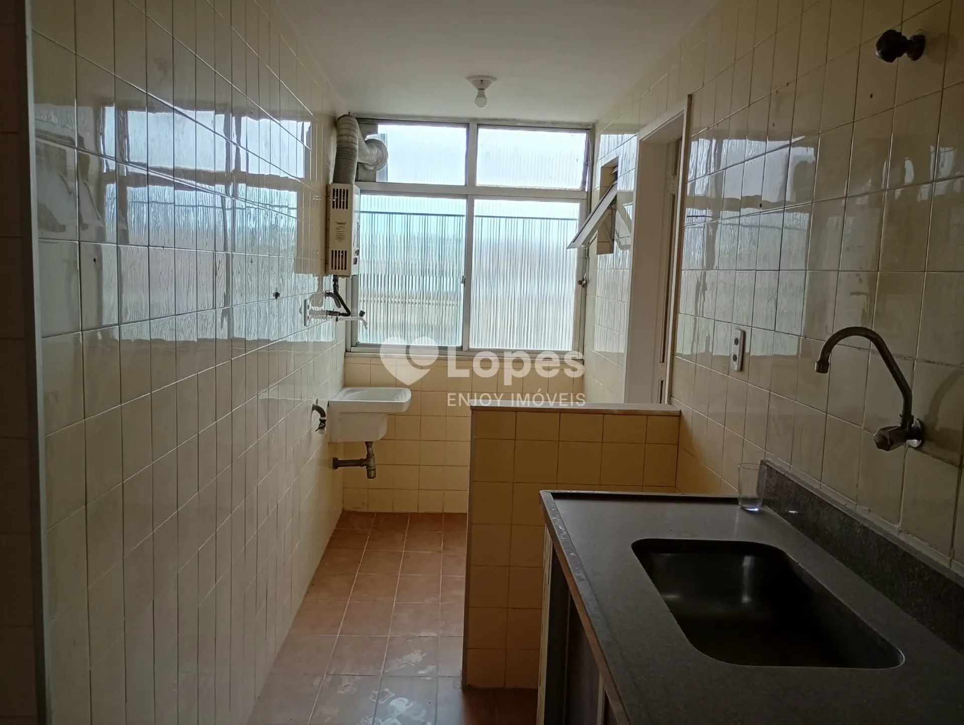 2-bedroom apartment with a mountain view — photo 2