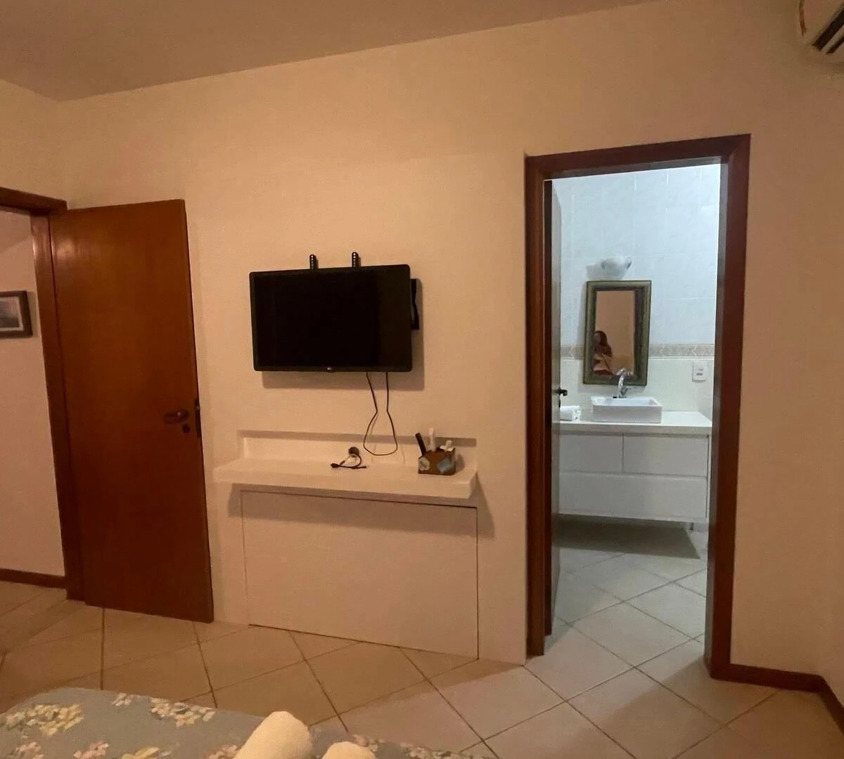232 m² house with a walk-in closet and a bathtub — photo 18
