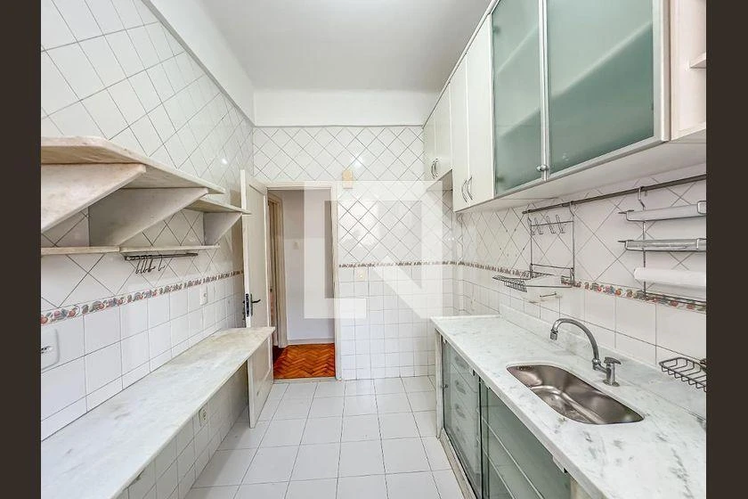 Apartamento de 3 quartos com piso de madeira ou laminado — photo 9