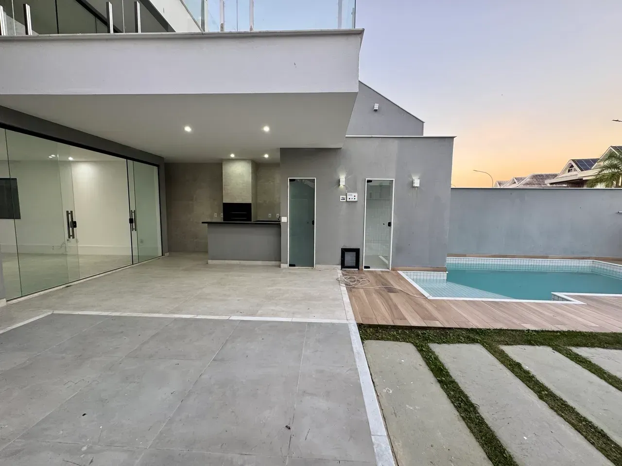 Casa sem mobília com 4 quartos, 5 banheiros e cozinha integrada — photo 2