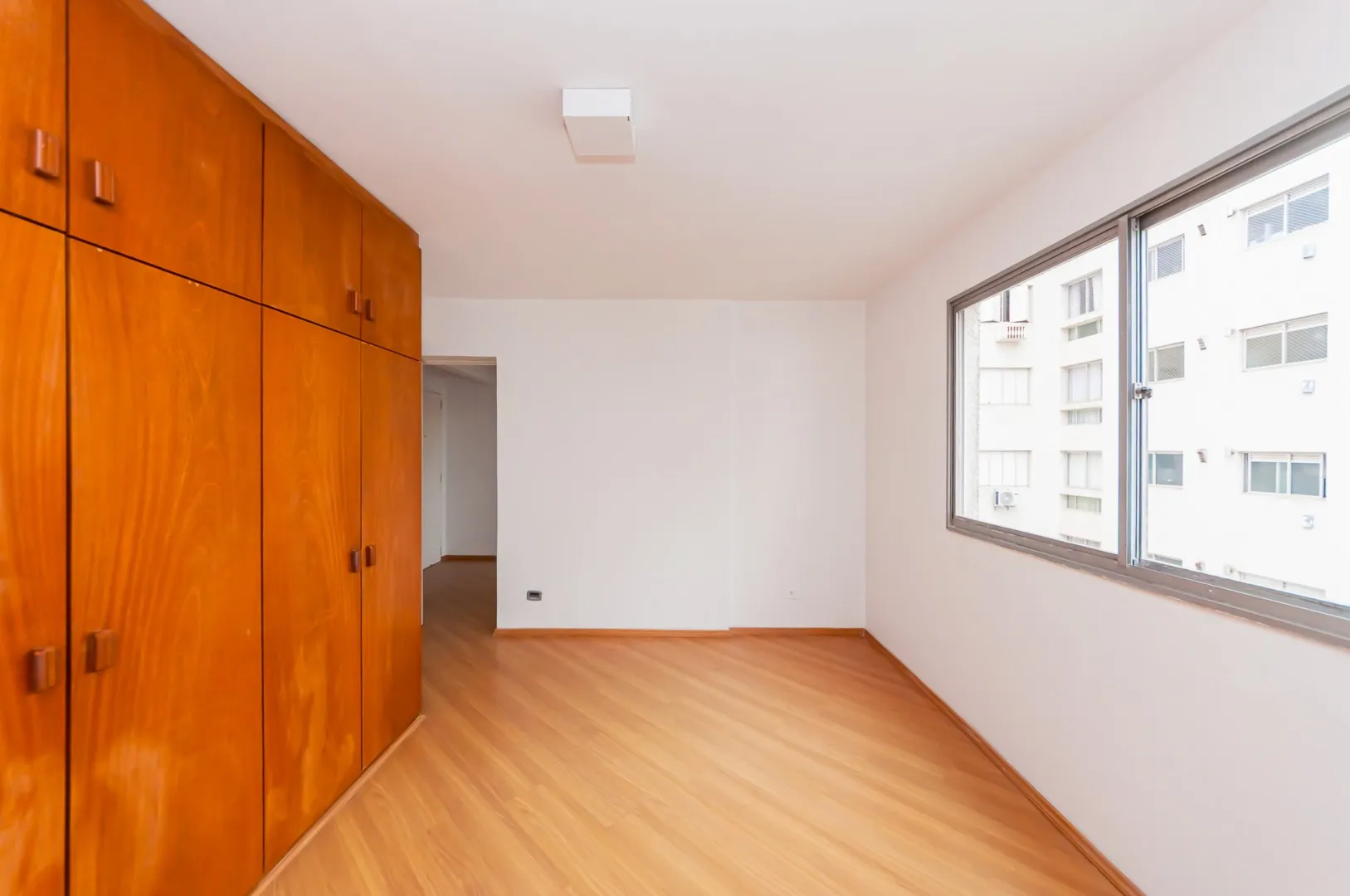 1-bedroom apartment with a separate, closed kitchen — photo 12