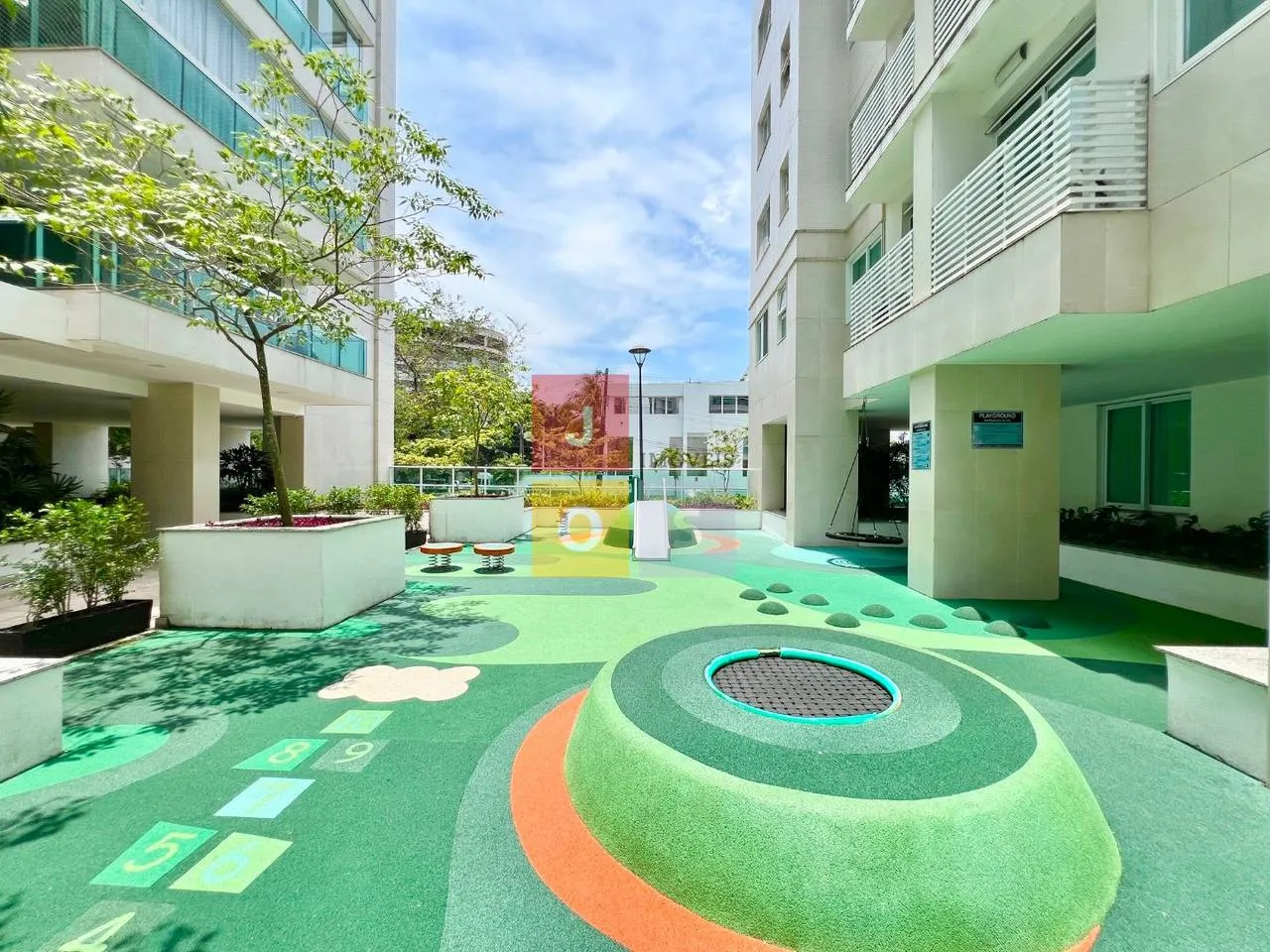 Furnished 4-bedroom suite apartment with 156 m² — photo 175