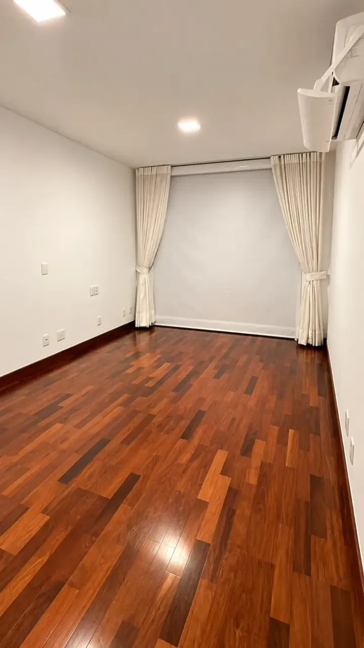 Wood or laminate floors in a 4-bedroom apartment, 260 m² — photo 16