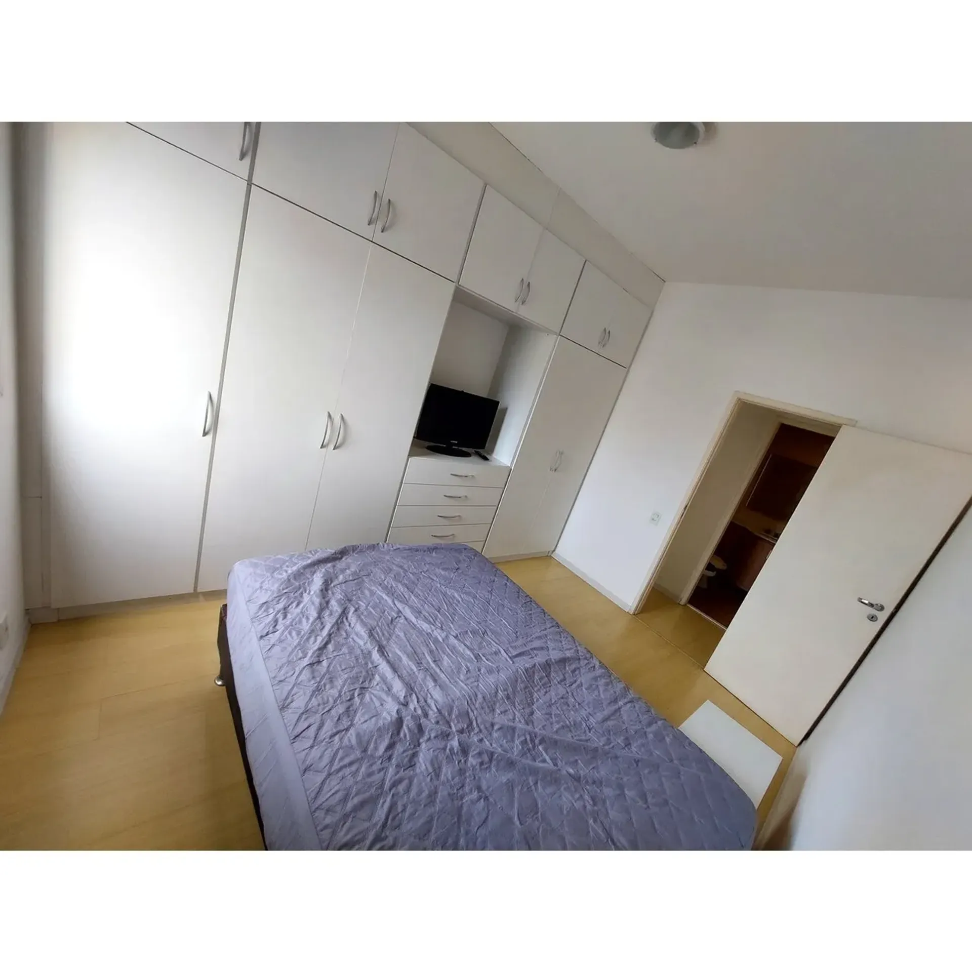 One-bedroom apartment with a washing machine — photo 4