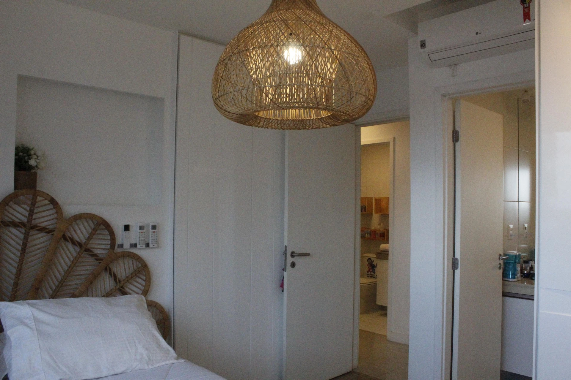 Glass-enclosed balcony in a 3-bedroom apartment, 115 m² — photo 9
