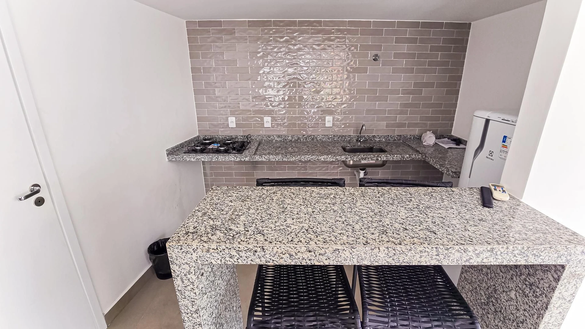 Apartamento de 2 quartos em condomínio com piscina — photo 2