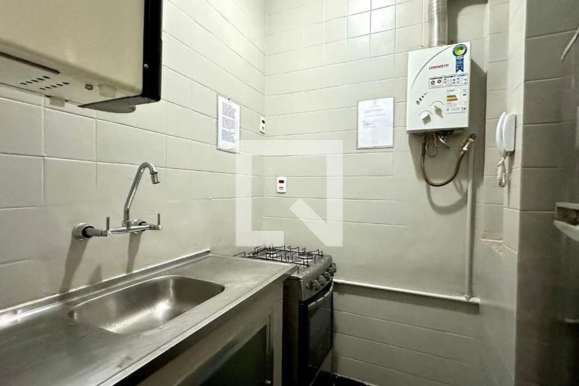 1-bedroom apartment with a closed kitchen and gas stove — photo 2