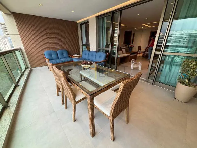 Furnished 4-bedroom apartment with a glassed-in balcony — photo 6