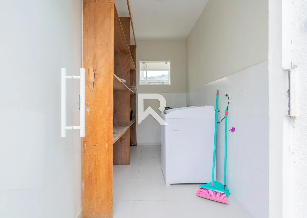 250 m² house with a walk-in closet and a bathtub — photo 11