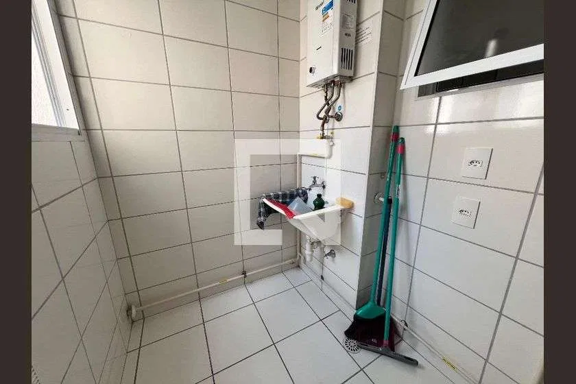 Квартира з 2 спальнями та дерев'яною підлогою або ламінатом — photo 35