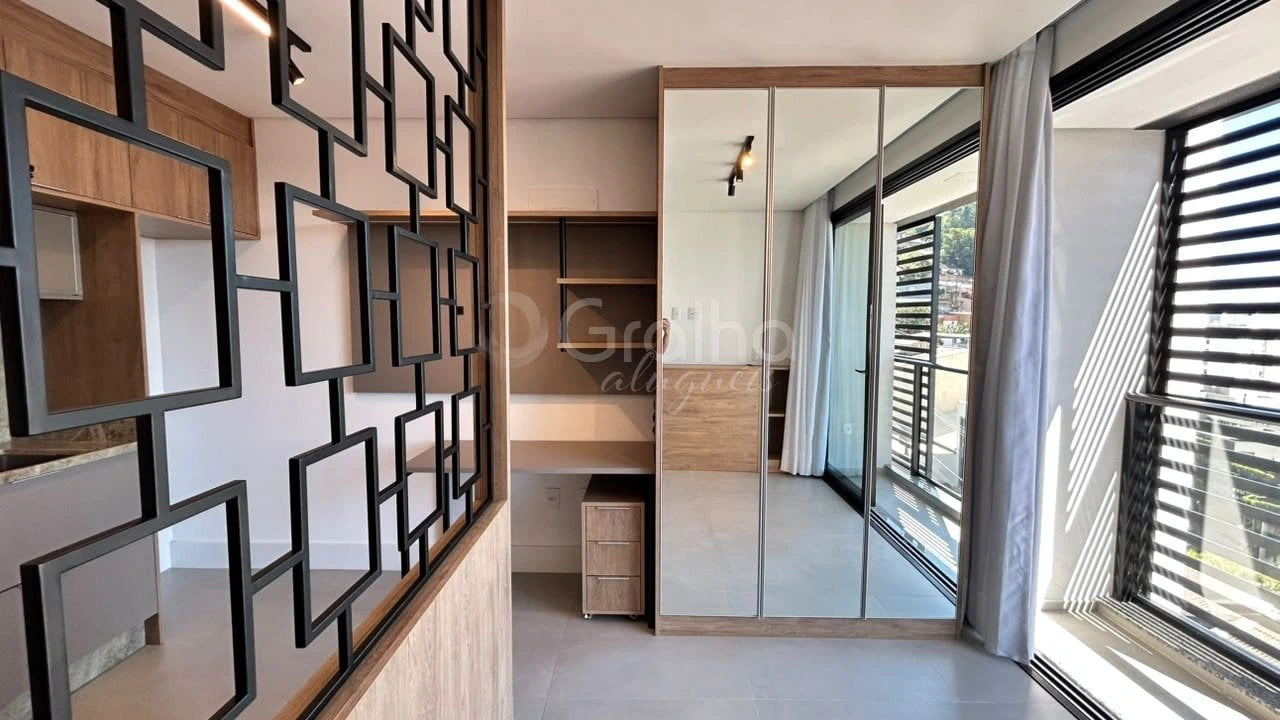 30 m² studio with floor-to-ceiling windows and a home office — photo 11