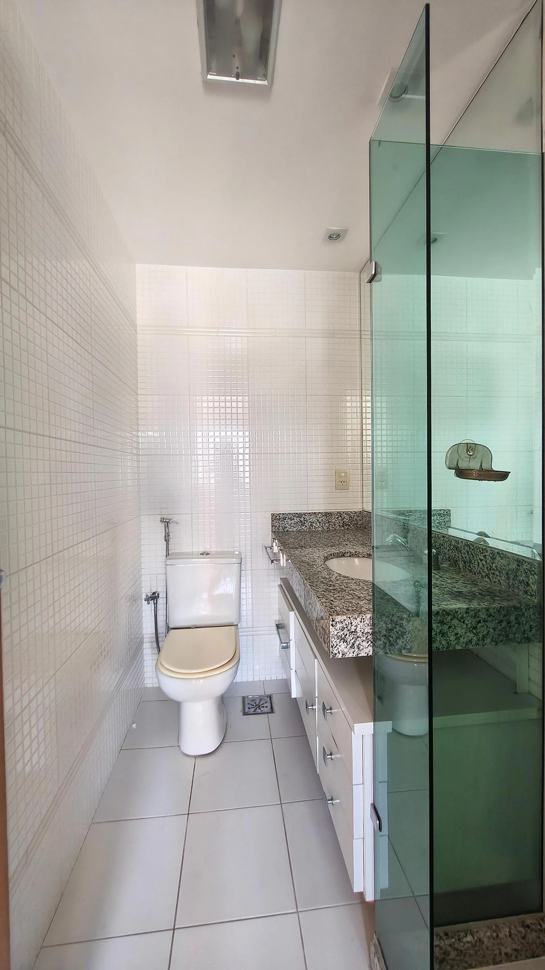 Apartamento com 3 suítes e fogão a gás na cozinha — photo 34