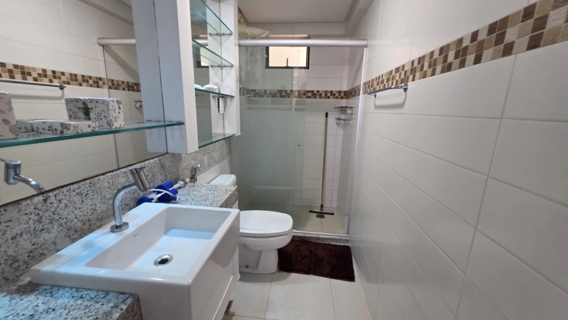 2-bedroom apartment in a building with a gym — photo 9