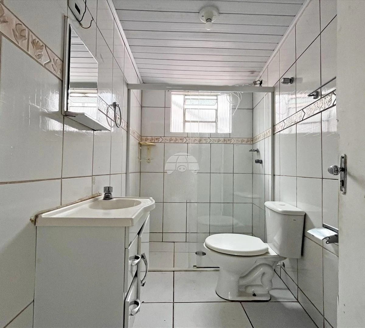 2-bedroom house with wood or laminate floors in Curitiba — photo 18