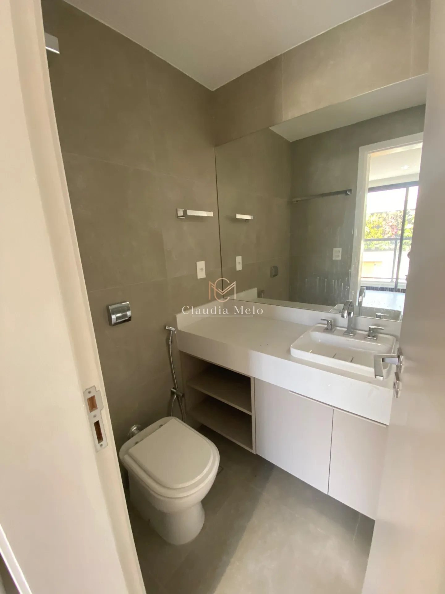 360 m² house with 3 en-suite bedrooms and private garden — photo 9