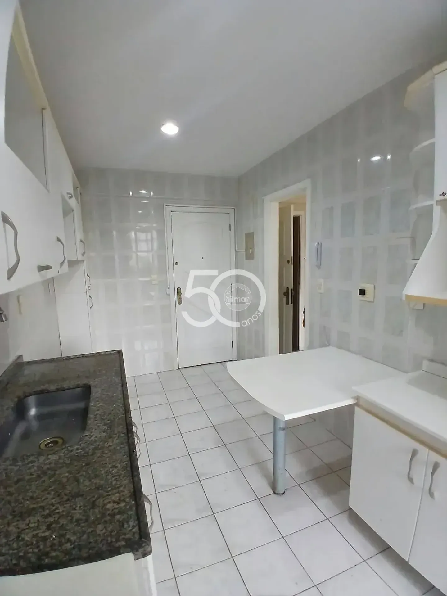 98 m² apartment with 3 bedrooms and 2 garage spaces — photo 2
