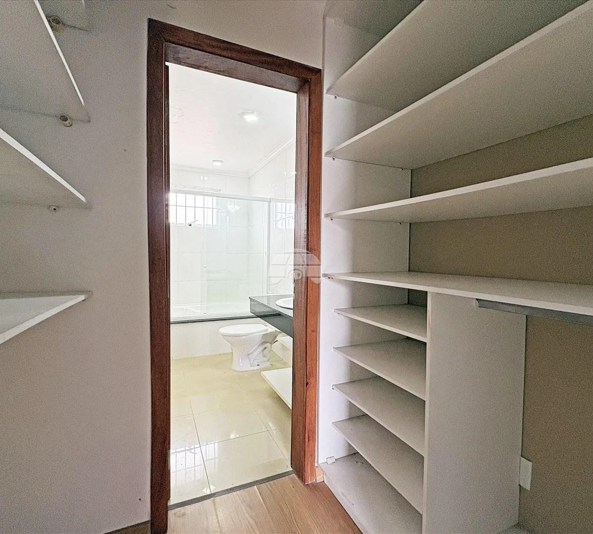 Casa de 178 m² com banheira e varanda envidraçada — photo 31