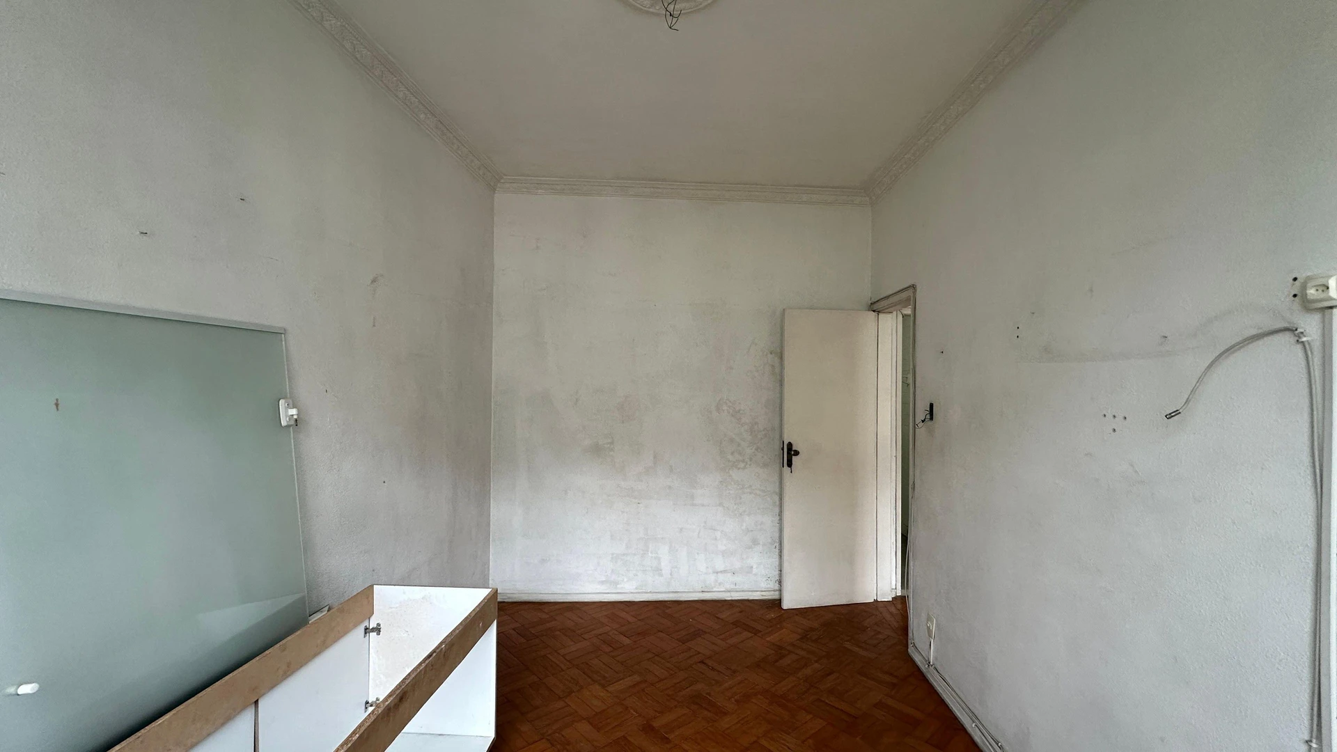 1-bedroom apartment with a separate kitchen and no parking — photo 34