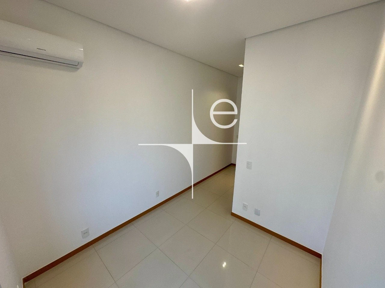 Walk-in closet in a 2-bedroom apartment, 98 m² — photo 29