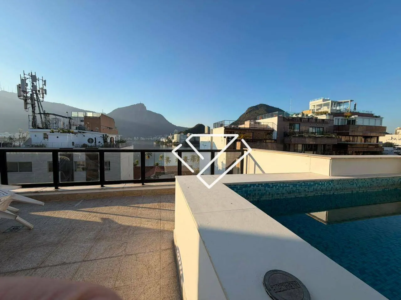 Penthouse with 3 bedrooms, 4 bathrooms and enclosed balcony — photo 21