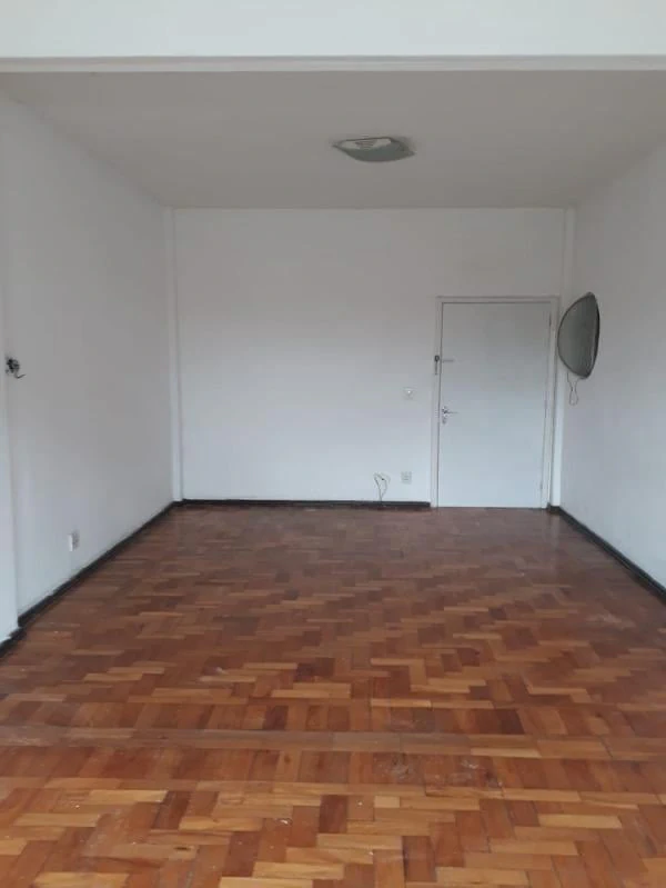 2-bedroom apartment with wood or laminate floors — photo 28