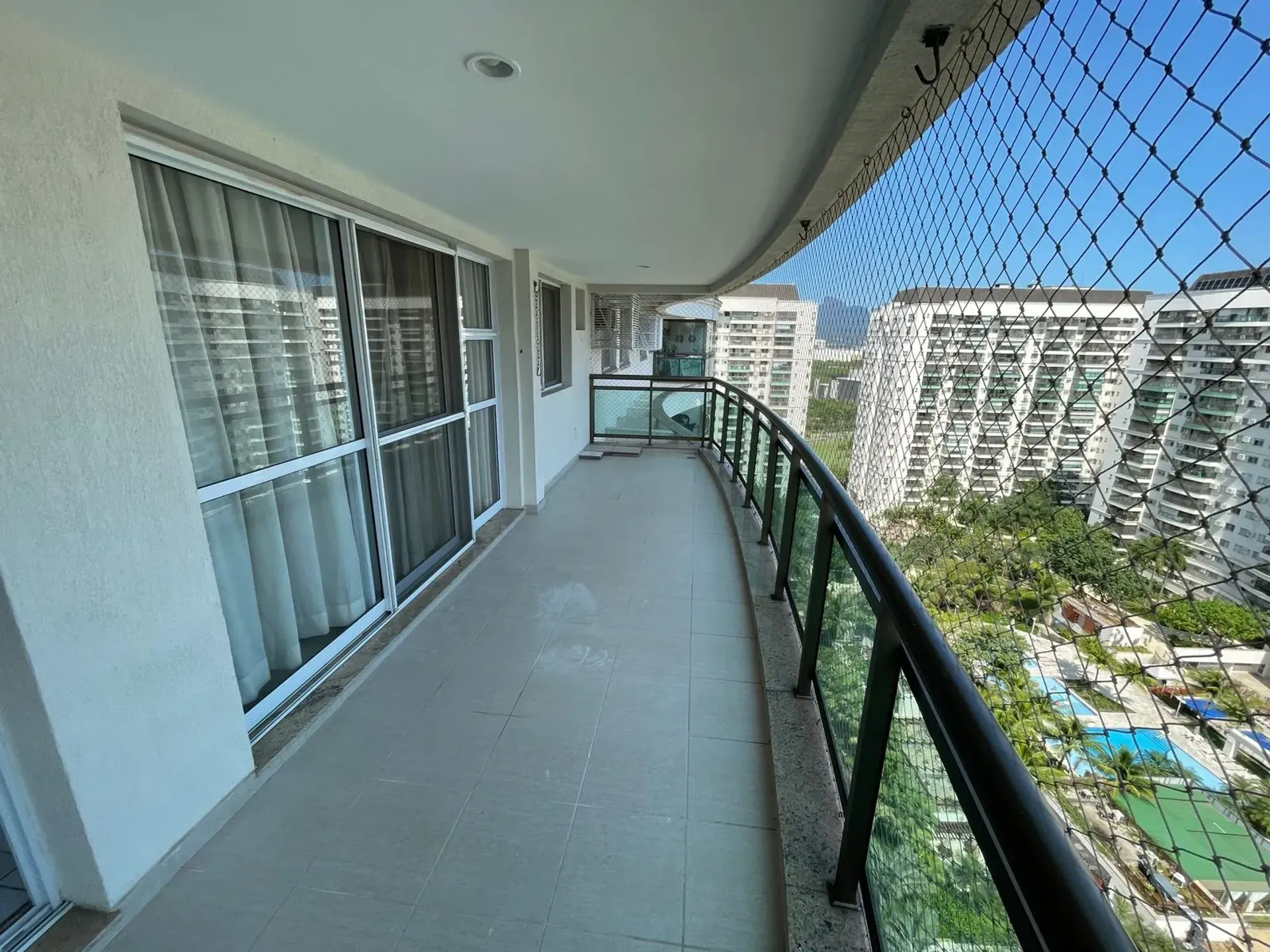4-bedroom apartment in a building with a sauna — photo 36